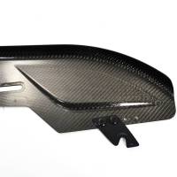 Osłona boczna z włókna węglowego z dużym błotnikiem.